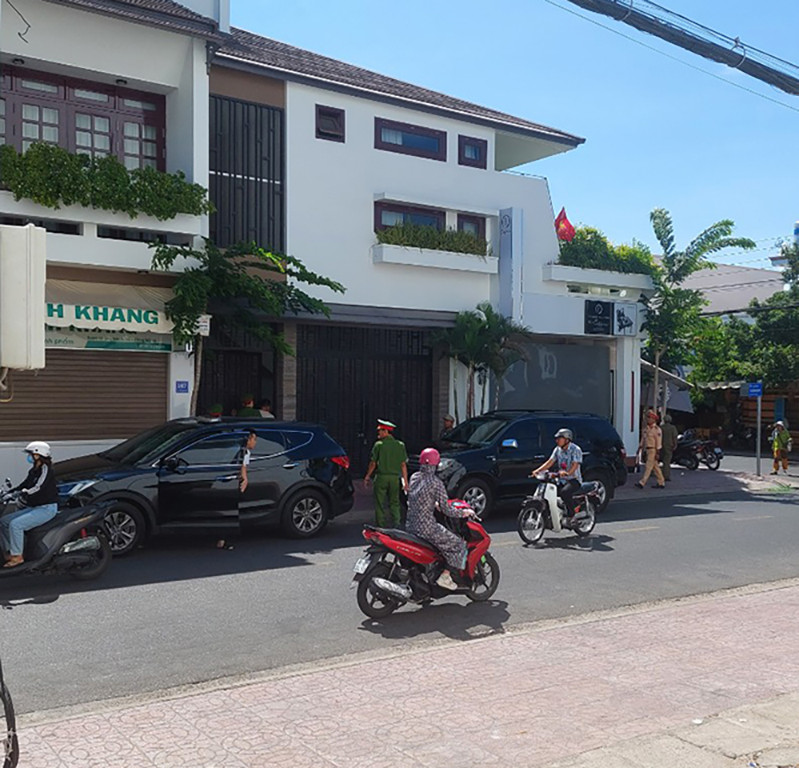 Cơ quan CSĐT Bộ Công an tiến hành khám xét nhà riêng của một cựu lãnh đạo tỉnh Bình Thuận hôm 26/4.