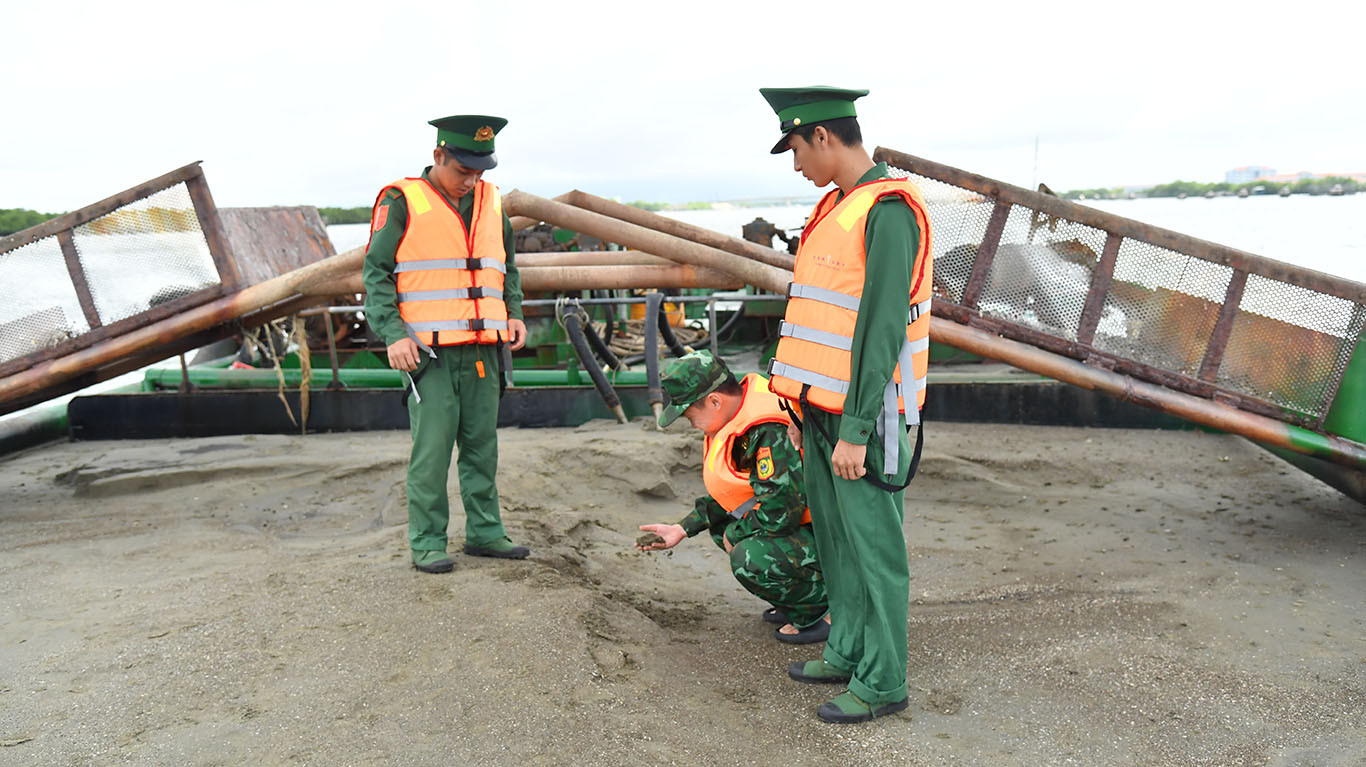 Số cát bị Biên đội III/24, Hải đoàn Biên phòng 18 thu giữ.
