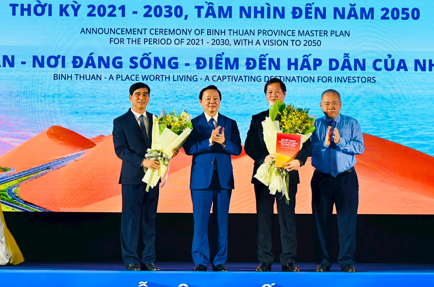 Phó Thủ tướng Trần Hồng Hà trao Quyết định Quy hoạch tỉnh Bình Thuận thời kỳ 2021 - 2030, tầm nhìn đến năm 2050 cho lãnh đạo tỉnh. Ảnh: Báo Bình Thuận. Phó Thủ tướng Trần Hồng Hà trao Quyết định Quy hoạch tỉnh Bình Thuận thời kỳ 2021 - 2030, tầm nhìn đến năm 2050 cho lãnh đạo tỉnh. Ảnh: Báo Bình Thuận.