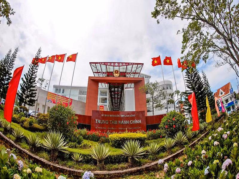 UBND tỉnh Lâm Đồng đề nghị thu hồi toàn bộ diện tích đất đã giao đất của Công ty CP Du lịch Delta để thực hiện dự án Đà Lạt Plaza. Ảnh: Trung tâm Hành chính tỉnh Lâm Đồng.