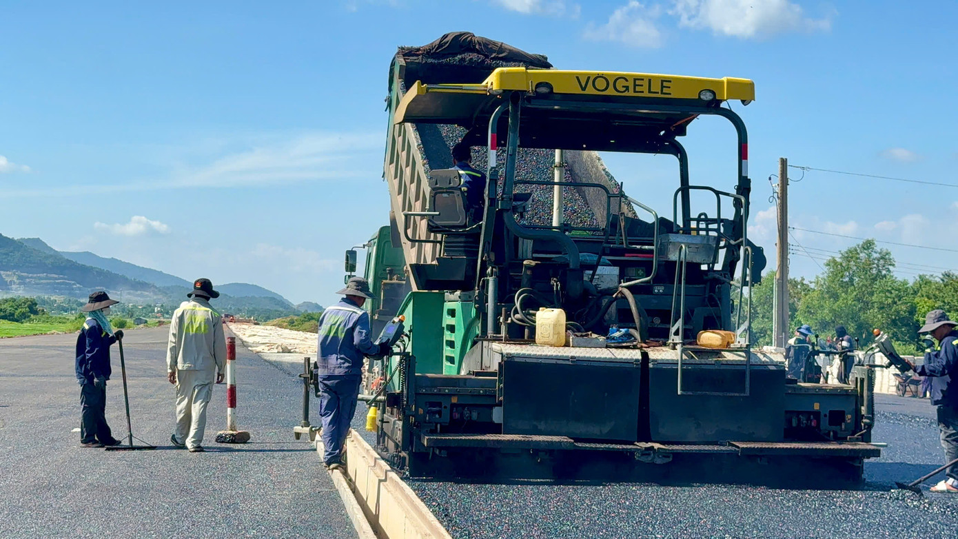 Theo đó, Tập đoàn Sơn Hải thi công 14,2 km đường, hiện nay triển khai 5 mũi thi công với gần 100 thiết bị và 200 nhân sự, đang thi công các hạng mục gồm cống, đắp đất K95, K98, cấp phối đá dăm, lớp cấp phối đá dăm gia cố xi măng, hầm chui, đường công vụ. Giá trị hiện nay đạt hơn 413 tỷ đồng. Theo đó, Tập đoàn Sơn Hải thi công 14,2 km đường, hiện nay triển khai 5 mũi thi công với gần 100 thiết bị và 200 nhân sự, đang thi công các hạng mục gồm cống, đắp đất K95, K98, cấp phối đá dăm, lớp cấp phối đá dăm gia cố xi măng, hầm chui, đường công vụ. Giá trị hiện nay đạt hơn 413 tỷ đồng.