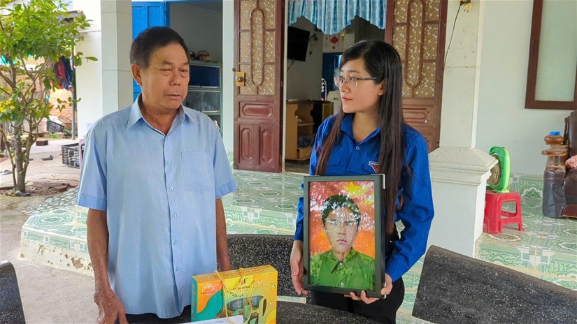 Chị Trần Thị Hòa Xuân - Phó Bí thư Tỉnh Đoàn, Chủ tịch Hội đồng Đội tỉnh Bình Thuận đến nhà trao tặng bức ảnh phục dựng của các anh hùng liệt sĩ cho gia đình. Chị Trần Thị Hòa Xuân - Phó Bí thư Tỉnh Đoàn, Chủ tịch Hội đồng Đội tỉnh Bình Thuận đến nhà trao tặng bức ảnh phục dựng của các anh hùng liệt sĩ cho gia đình.