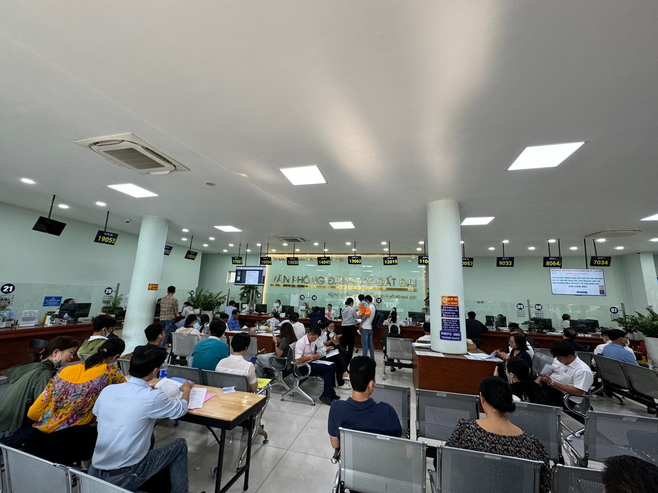 Người dân TPHCM làm thủ tục đất đai. Người dân TPHCM làm thủ tục đất đai.