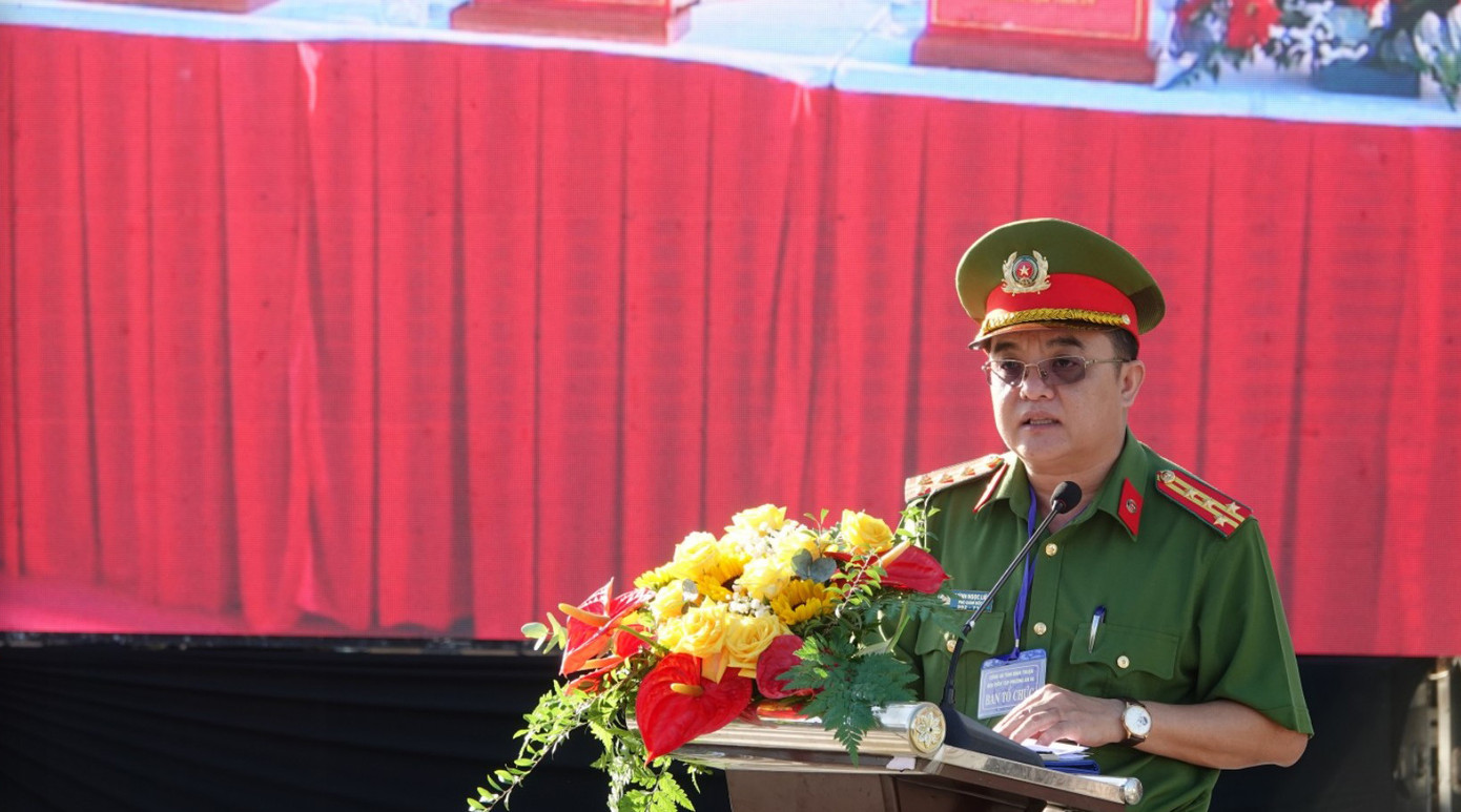 Đại tá Huỳnh Ngọc Liêm, Phó Giám đốc - Thủ trưởng cơ quan cảnh sát điều tra Công an tỉnh Bình Thuận chủ trì buổi diễn tập. Tham dự còn có đại diện lãnh đạo Ngân hàng Nhà nước Việt Nam chi nhánh tỉnh Bình Thuận, lãnh đạo, cán bộ và nhân viên các phòng giao dịch, chi nhánh ngân hàng, tổ chức tín dụng trên địa bàn tỉnh.