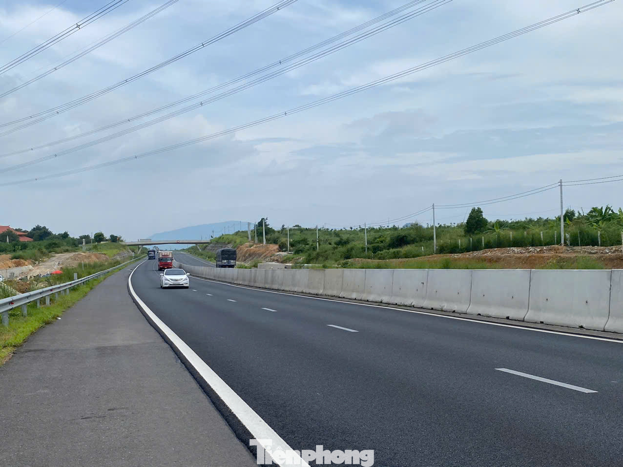 Cao tốc Phan Thiết - Dầu Giây dài 99 km, nối Đồng Nai và Bình Thuận, được khởi công vào tháng 9/2020 với tổng vốn đầu tư hơn 12.500 tỷ đồng, quy mô 6 làn xe, thông xe toàn tuyến vào ngày 30/4/2023.