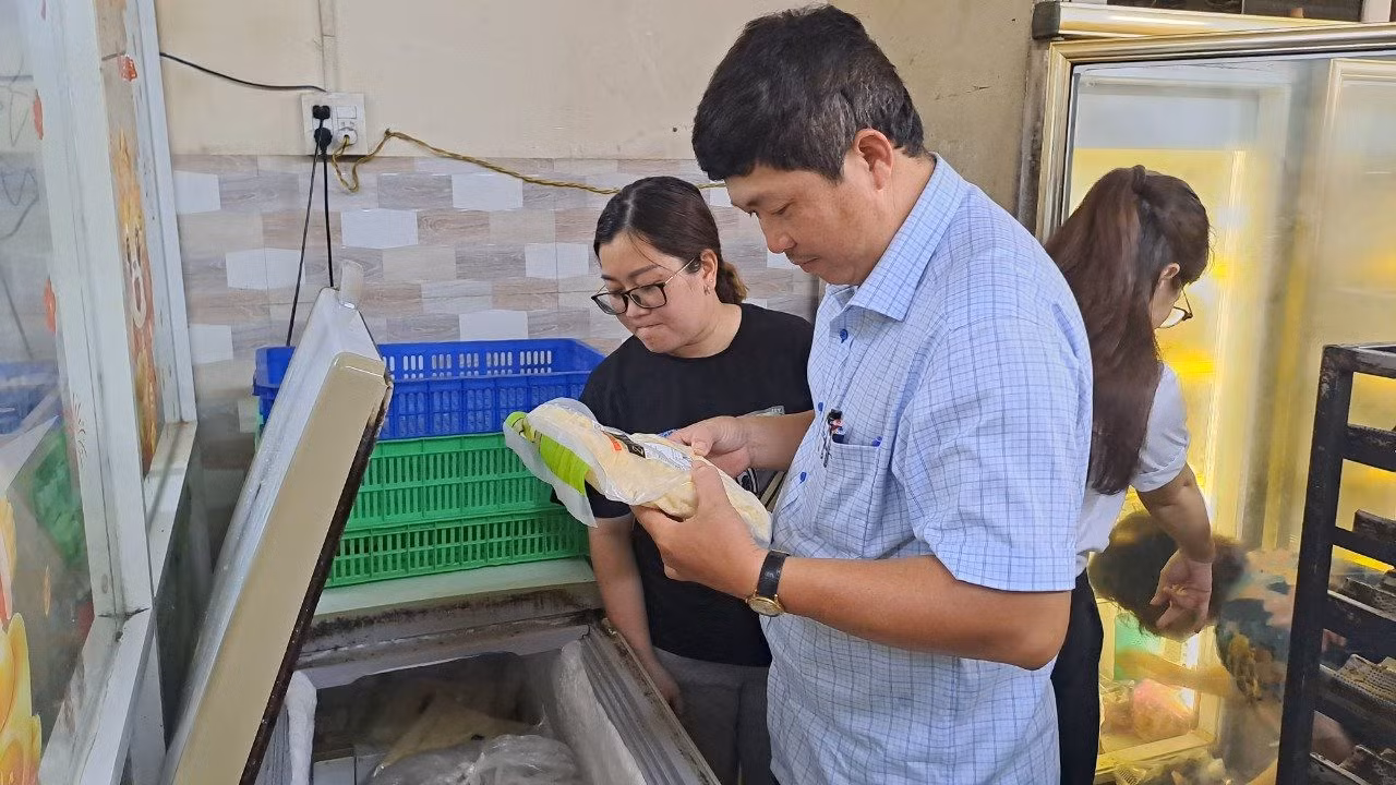 Đoàn Thanh tra Sở Y tế đang kiểm tra an toàn thực phẩm tại nhà hàng Hồng Vinh. Đoàn Thanh tra Sở Y tế đang kiểm tra an toàn thực phẩm tại nhà hàng Hồng Vinh.