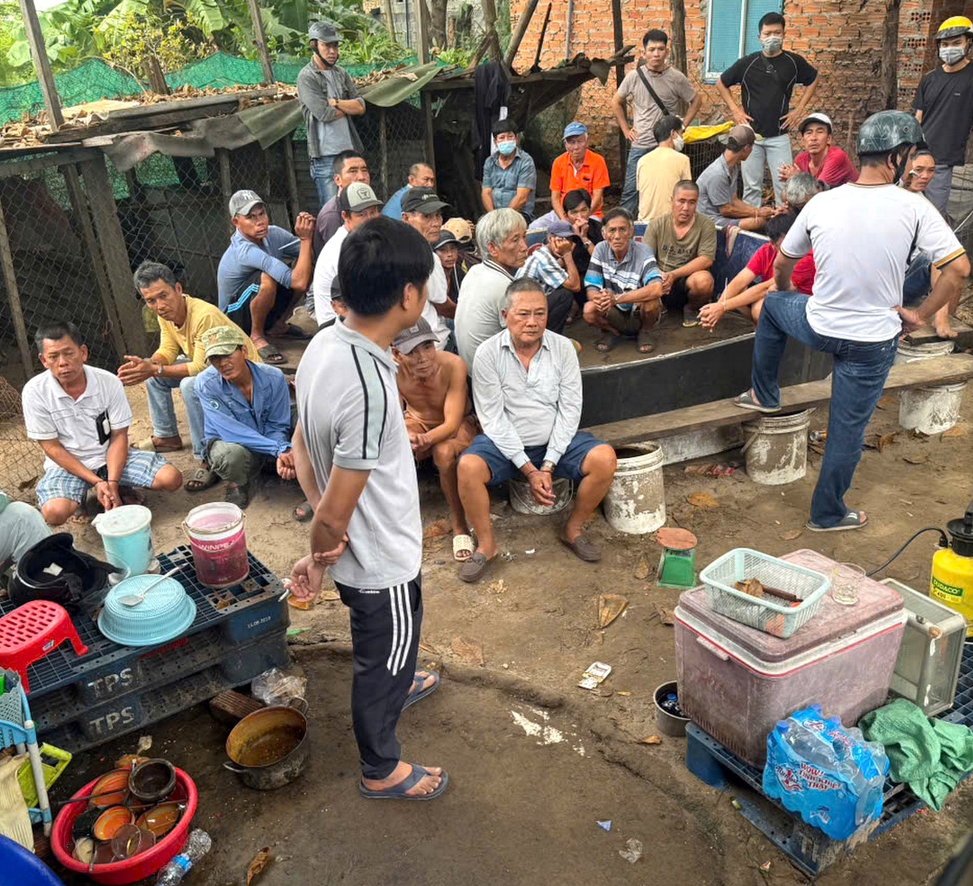 Hàng chục con bạc bị bắt quả tang tại trường đá gà. Hàng chục con bạc bị bắt quả tang tại trường đá gà.