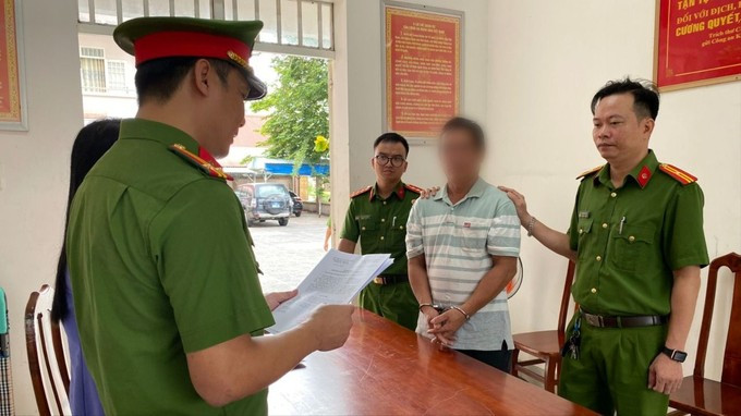 Công an tống đạt quyết định khởi tố bị can, lệnh bắt bị can để tạm giam đối tượng Nguyễn Hoang. Công an tống đạt quyết định khởi tố bị can, lệnh bắt bị can để tạm giam đối tượng Nguyễn Hoang.