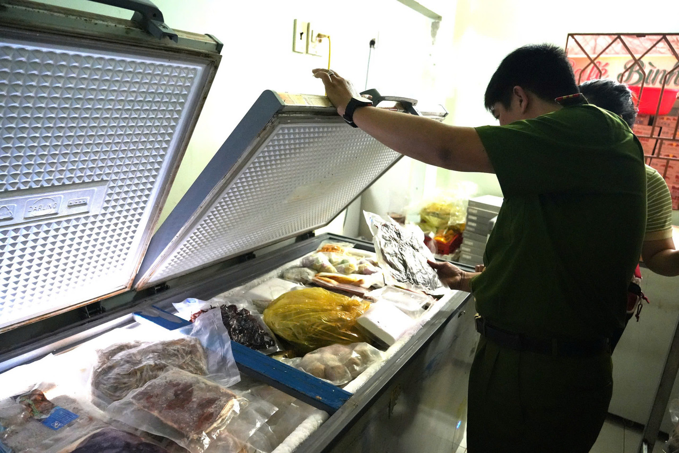 Thực phẩm đông lạnh trong tình trạng kém chất lượng, có mùi hôi. Thực phẩm đông lạnh trong tình trạng kém chất lượng, có mùi hôi.