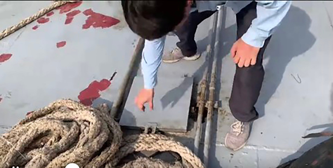 Nắp hầm chứa dầu lậu trên sà lan Tấn Hào 2. Nắp hầm chứa dầu lậu trên sà lan Tấn Hào 2.