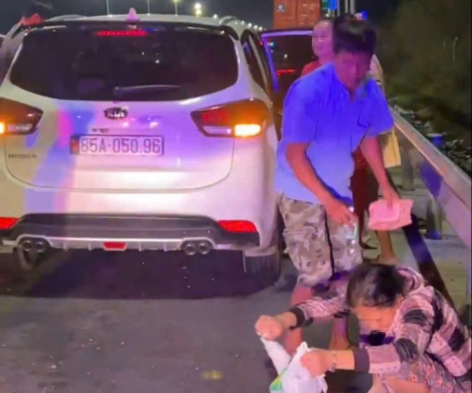 Gia đình đi trên xe ô tô BKS 85A-050.96 bày biện đồ ăn tối ngay trên cao tốc.