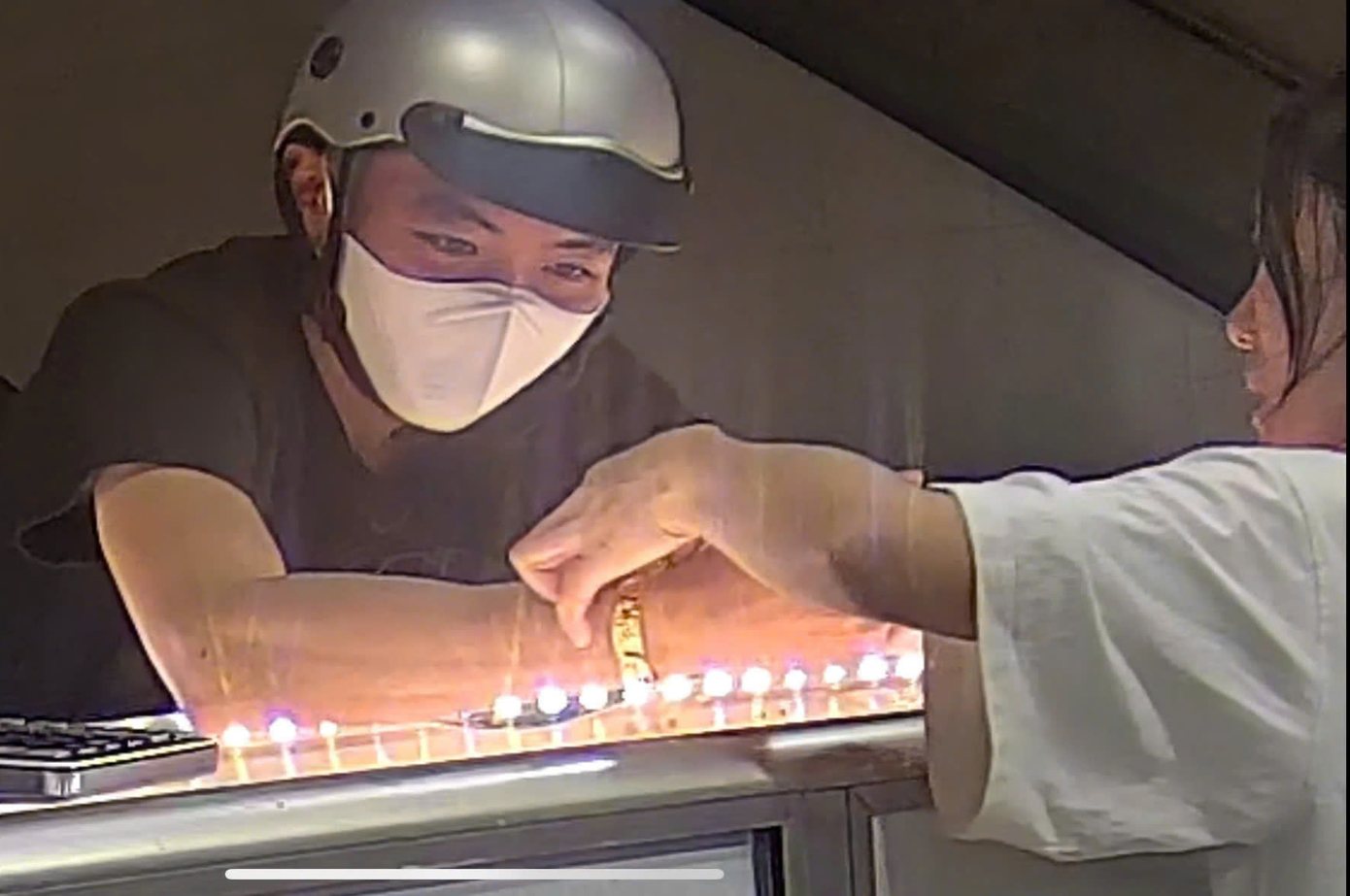 Đối tượng N.T.T. đến tiệm vàng hỏi mua 1 chiếc lắc vàng. Đối tượng N.T.T. đến tiệm vàng hỏi mua 1 chiếc lắc vàng.