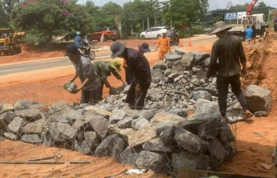 Công nhân đang thi công rọ đá Công nhân đang thi công rọ đá