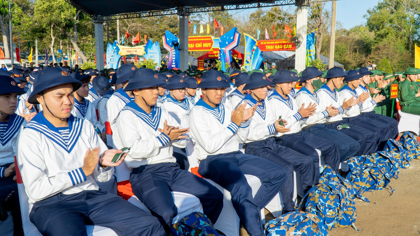 Thanh niên tỉnh Bà Rịa - Vũng Tàu trước giờ lên đường nhập ngũ. Thanh niên tỉnh Bà Rịa - Vũng Tàu trước giờ lên đường nhập ngũ.