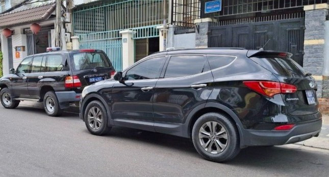 Hai xe biển xanh xuất hiện trước nhà cựu lãnh đạo tỉnh Bình Thuận hôm 4/7. Hai xe biển xanh xuất hiện trước nhà cựu lãnh đạo tỉnh Bình Thuận hôm 4/7.