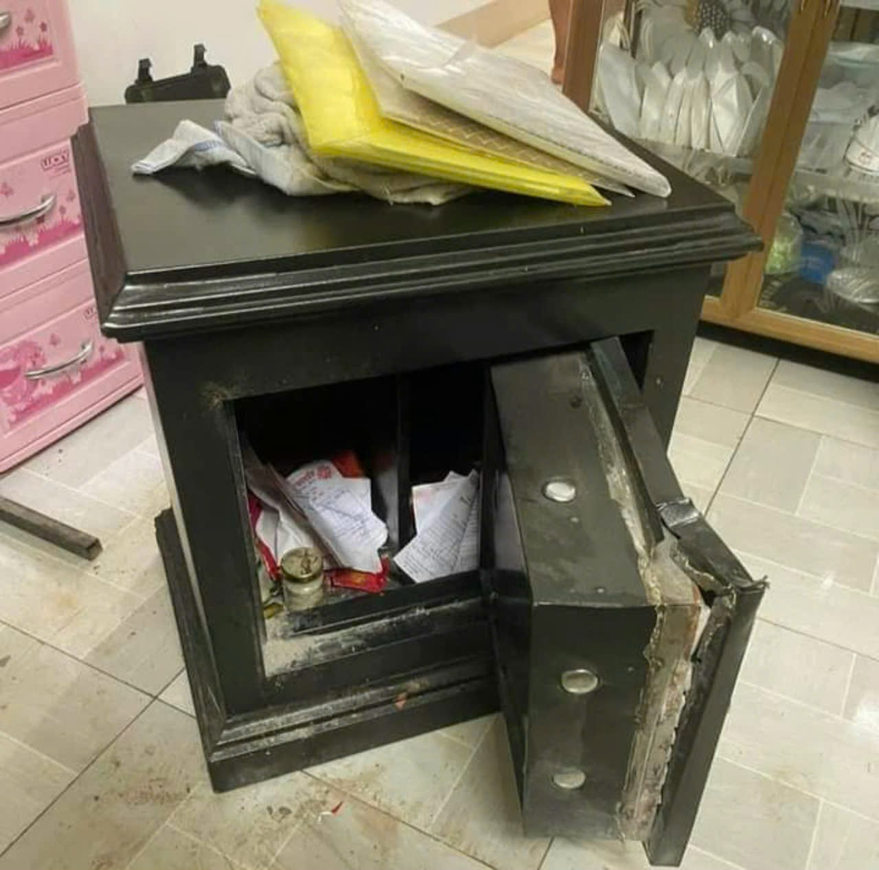 Két sắt nhà chị H. bị đập phá.