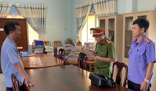 Lực lượng chức năng đọc lệnh bắt ông Nguyễn Hoàng Chương. Lực lượng chức năng đọc lệnh bắt ông Nguyễn Hoàng Chương.