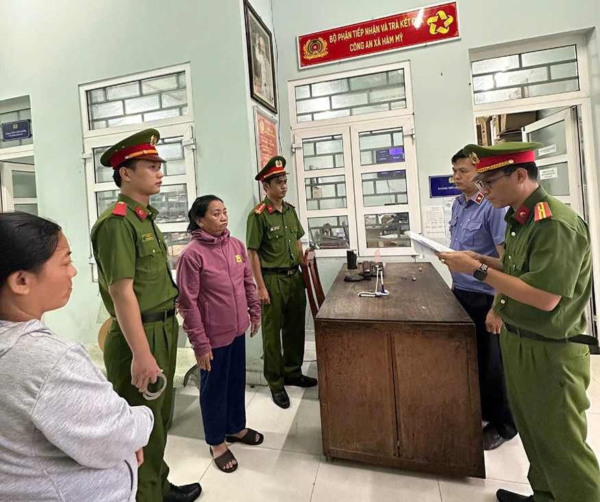 Cơ quan Cảnh sát điều tra Công an tỉnh Bình Thuận đọc lệnh bắt đối tượng Lê Thị Lại. Cơ quan Cảnh sát điều tra Công an tỉnh Bình Thuận đọc lệnh bắt đối tượng Lê Thị Lại.