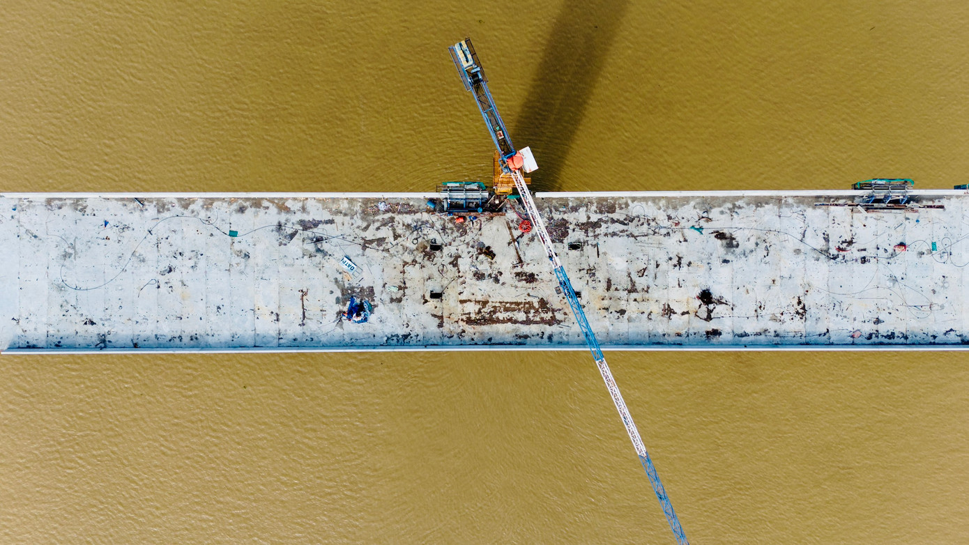 Để đưa hạng mục cầu Nhơn Trạch hoàn thành sớm so với kế hoạch, thời gian qua, Ban Quản lý dự án Mỹ Thuận (chủ đầu tư) cũng đã có nhiều giải pháp, đốc thúc các nhà thầu huy động công nhân, máy móc cùng đẩy nhanh tiến độ.