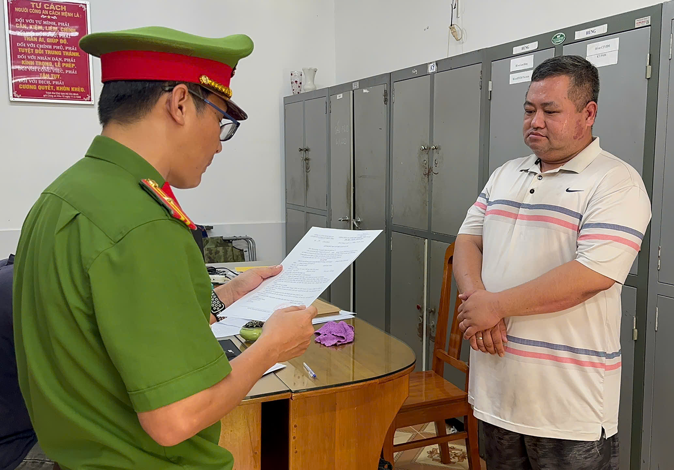 Công an thi hành Lệnh bắt đối với bị can Bùi Quốc Đức.