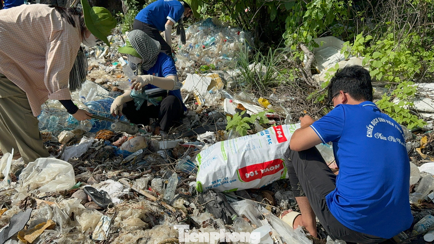 Lực lượng tình nguyện cũng được huy động để dọn rác thải đại dương ở Vườn quốc gia Côn Đảo .