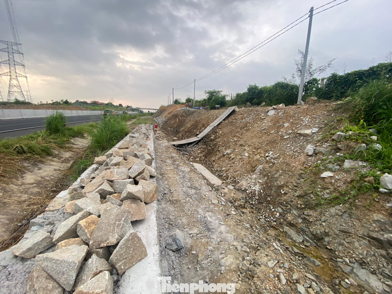 Bên phải tuyến cao tốc cũng được bổ sung tường chắn đá, các vị trí cầu cống thi công tường chắn bê tông cốt thép.