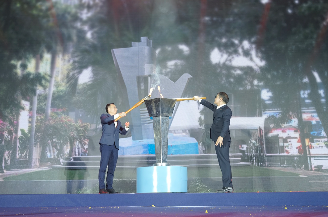 PGS. TS Mai Thanh Phong - Hiệu trưởng trường ĐH Bách khoa, ĐHQG TP. HCM (trái) và ông Trần Bá Dương - Chủ tịch Hội đồng Quản trị THACO, Chủ tịch Ban đại diện Cộng đồng cựu sinh viên Phú Thọ - Bách khoa, thực hiện nghi thức rước đuốc truyền thống. PGS. TS Mai Thanh Phong - Hiệu trưởng trường ĐH Bách khoa, ĐHQG TP. HCM (trái) và ông Trần Bá Dương - Chủ tịch Hội đồng Quản trị THACO, Chủ tịch Ban đại diện Cộng đồng cựu sinh viên Phú Thọ - Bách khoa, thực hiện nghi thức rước đuốc truyền thống.