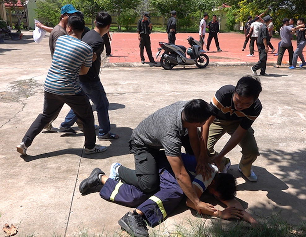 Công an Bình Thuận tập luyện cho các lực lượng tham gia lễ ra mắt lực lượng tham gia bảo vệ an ninh trật tự tại cơ sở vào ngày 1/7. Công an Bình Thuận tập luyện cho các lực lượng tham gia lễ ra mắt lực lượng tham gia bảo vệ an ninh trật tự tại cơ sở vào ngày 1/7.