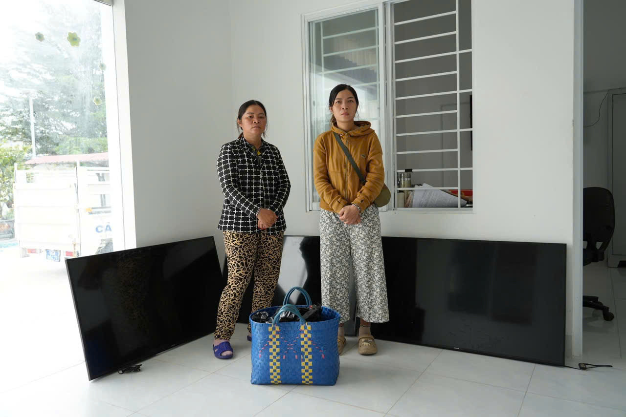 Hai chị em N.T.K.P. và N.T.Đ.T. cùng tang vật.