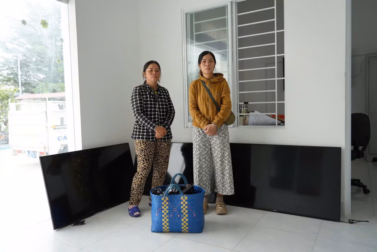 Hai chị em N.T.K.P. và N.T.Đ.T. cùng tang vật.