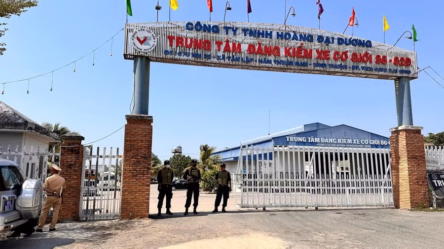 Công an tỉnh Bình Thuận thực hiện khám xét tại Trung tâm đăng kiểm xe cơ giới 86-02D-Bình Thuận. Ảnh: KTĐT.