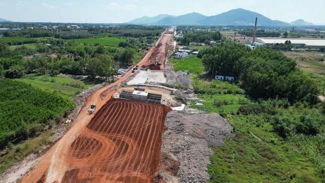 Bà Rịa - Vũng Tàu cần tăng cường liên kết vùng về giao thông và hợp tác kinh tế xã hội để trở thành trung tâm kinh tế biển quốc gia. Bà Rịa - Vũng Tàu cần tăng cường liên kết vùng về giao thông và hợp tác kinh tế xã hội để trở thành trung tâm kinh tế biển quốc gia.