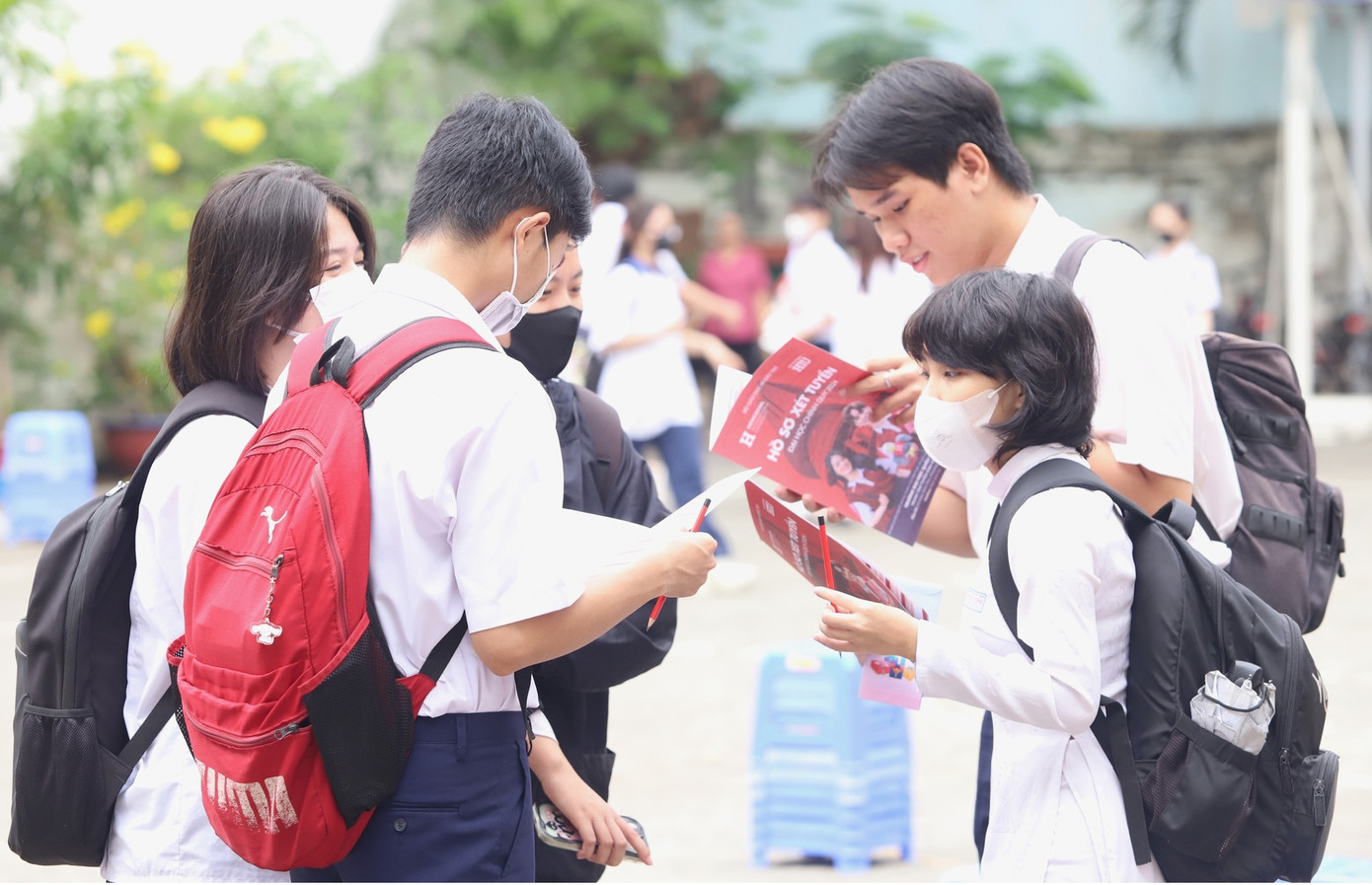 Các thí sinh tìm hiểu thông tin ngành học và các phương thức xét tuyển của trường ĐH quốc tế Hồng Bàng.