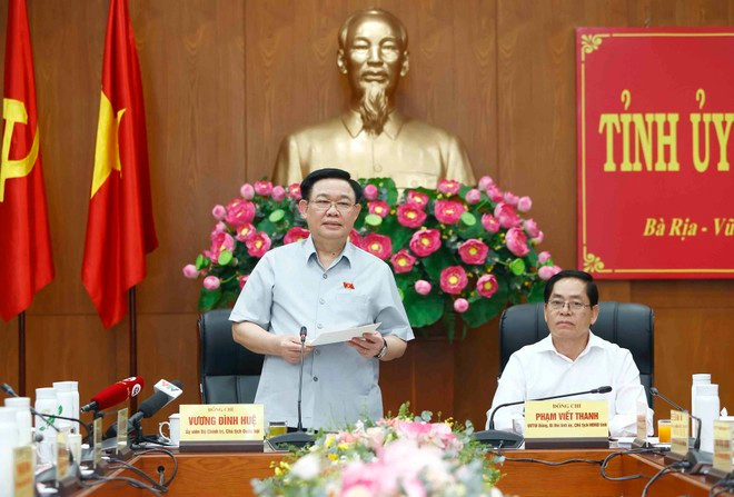 Chủ tịch Quốc hội Vương Đình Huệ đề nghị Bà Rịa - Vũng Tàu cần tiếp tục phát triển kinh tế theo hướng đa động lực, đa cực tăng trưởng (ảnh: TTXVN). Chủ tịch Quốc hội Vương Đình Huệ đề nghị Bà Rịa - Vũng Tàu cần tiếp tục phát triển kinh tế theo hướng đa động lực, đa cực tăng trưởng (ảnh: TTXVN).