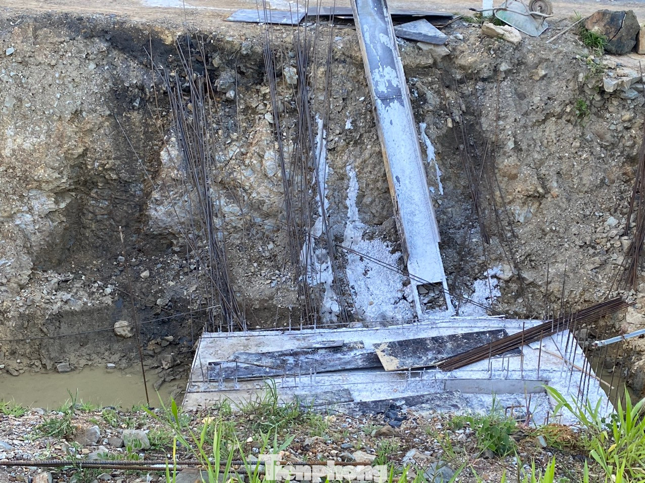 Nhà thầu cũng đang thi công cầu cống bổ sung tường chắn bê tông cốt thép với chiều dài khoảng 15 m.