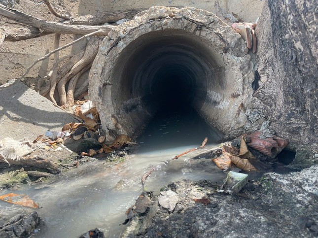 Cống thoát nước phía đối diện hẻm 34 Trần Phú (phường 1, TP. Vũng Tàu) có nước thải màu đen, mùi khó chịu được xả thẳng ra biển.