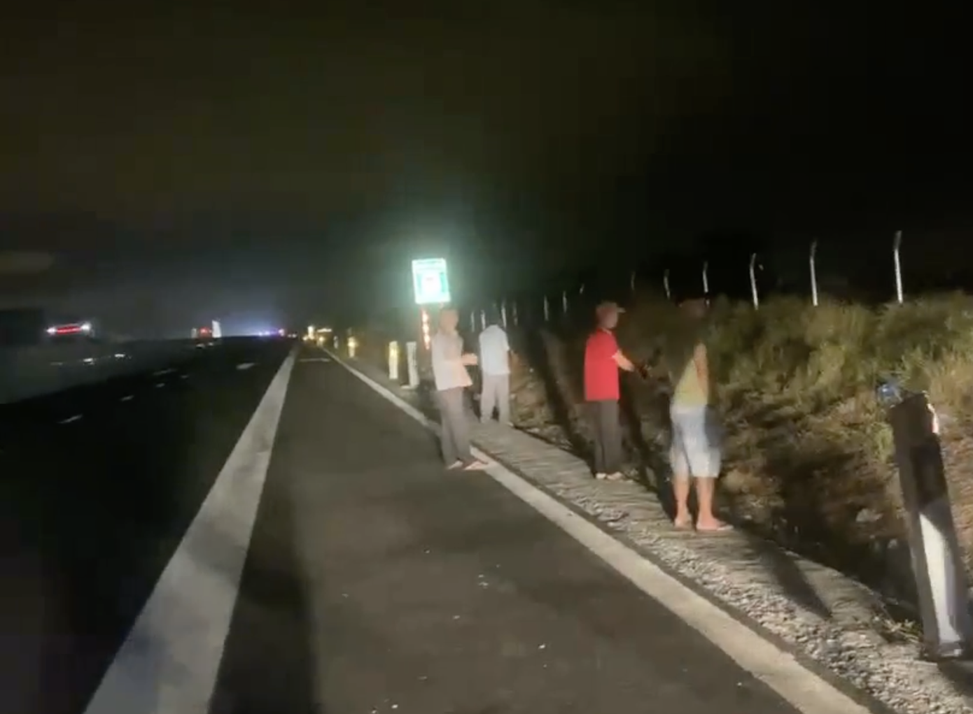 Hành khách đi vệ sinh ngay trên làn dừng khẩn cấp của đường cao tốc Vĩnh Hảo - Phan Thiết. Hành khách đi vệ sinh ngay trên làn dừng khẩn cấp của đường cao tốc Vĩnh Hảo - Phan Thiết.