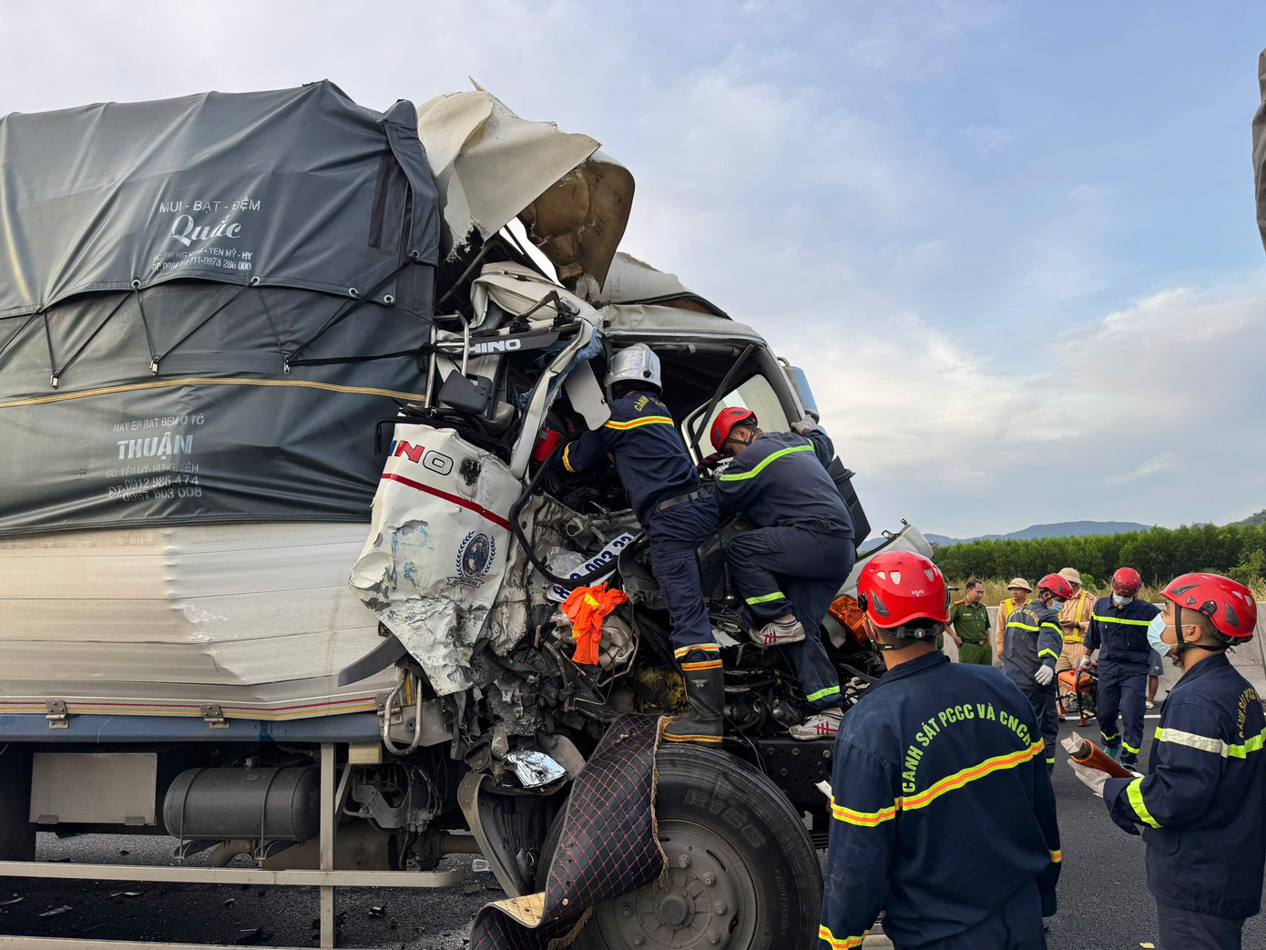Cán bộ, chiến sĩ của phòng Cảnh sát Phòng cháy chữa cháy và Cứu nạn cứu hộ, Công an tỉnh Bình Thuận đang giải cứu tài xế, phụ xe mắc kẹt trong cabin.