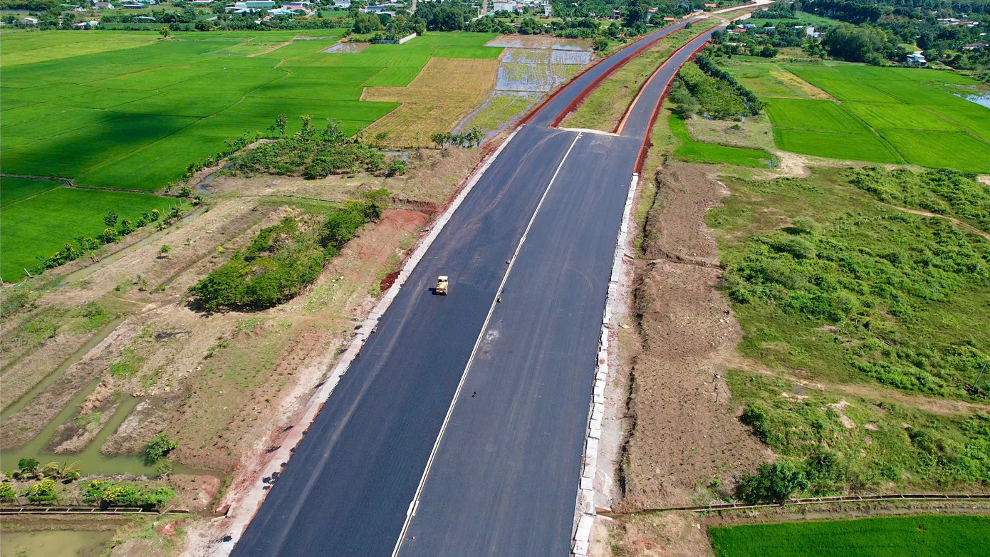 Toàn tuyến cao tốc Biên Hoà - Vũng Tàu dài gần 54 km qua hai tỉnh Đồng Nai và Bà Rịa - Vũng Tàu quy mô 4- 6 làn xe, với tổng mức đầu tư 17.800 tỷ đồng. Toàn tuyến cao tốc Biên Hoà - Vũng Tàu dài gần 54 km qua hai tỉnh Đồng Nai và Bà Rịa - Vũng Tàu quy mô 4- 6 làn xe, với tổng mức đầu tư 17.800 tỷ đồng.