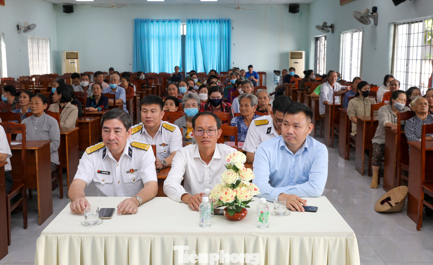 Đông đảo bà con đến nhận quà Tết từ chương trình.