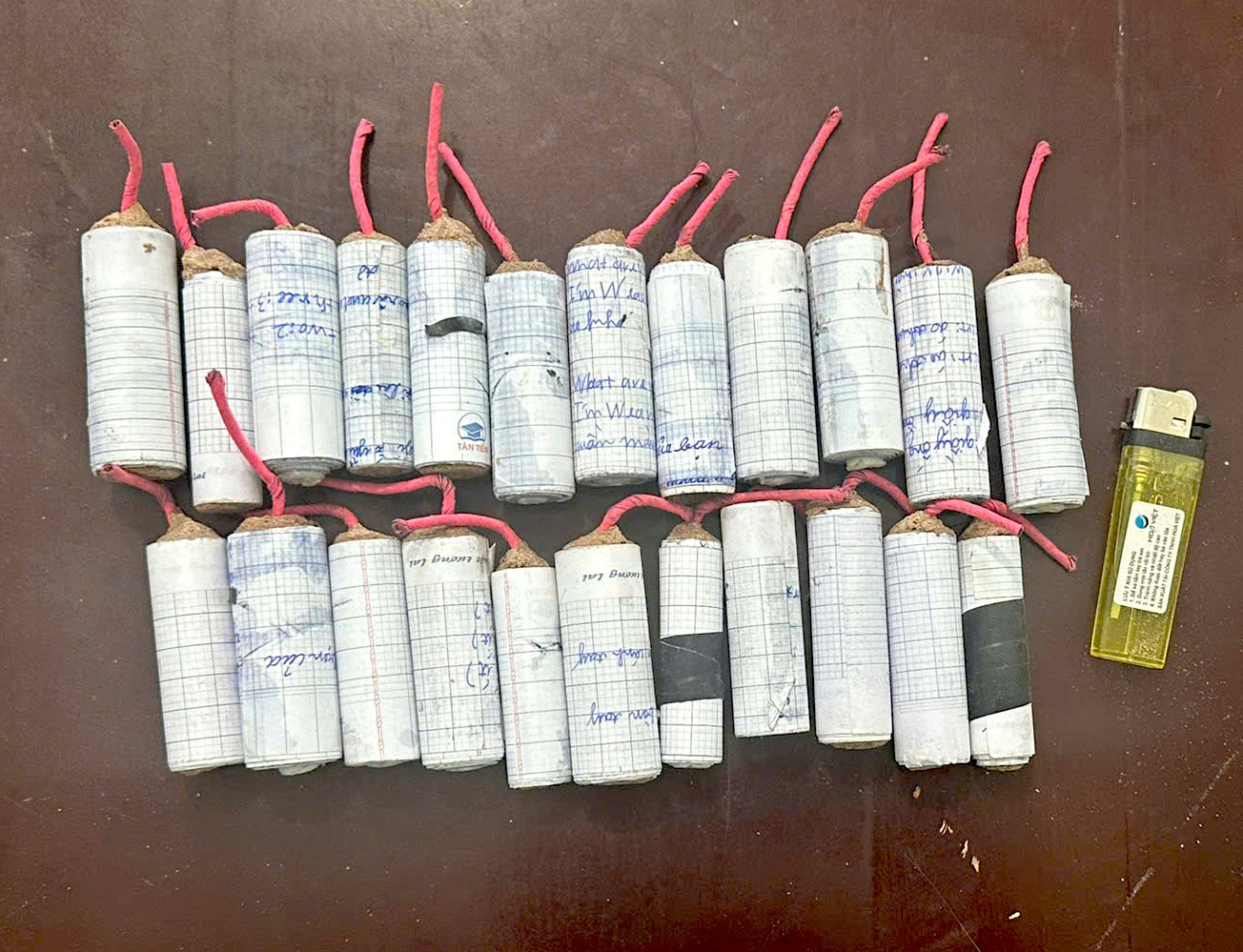 Pháo tự chế được cuốn bằng giấy vở học sinh. Pháo tự chế được cuốn bằng giấy vở học sinh.