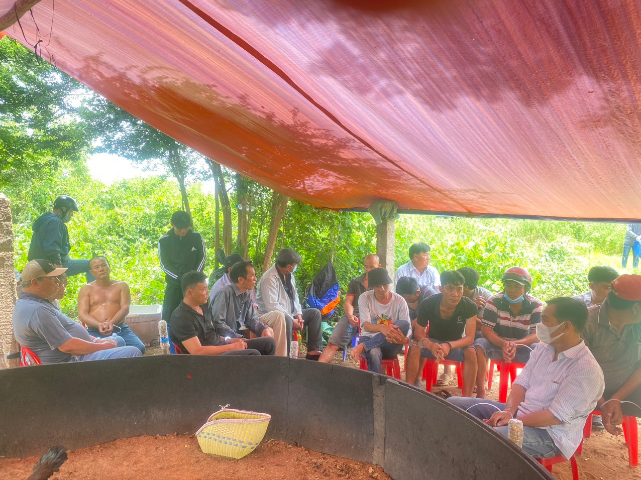 Công an huyện Hàm Thuận Bắc triệt phá điểm tổ chức đánh bạc bằng hình thức đá gà tại thôn Kim Ngọc.