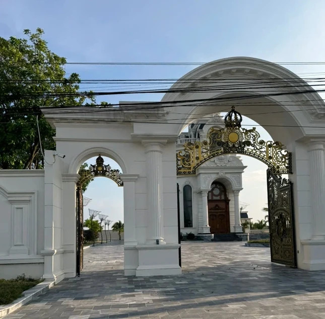 Cổng căn nhà của ông Cao Thanh Sang xây không phép. Ảnh: PLO.