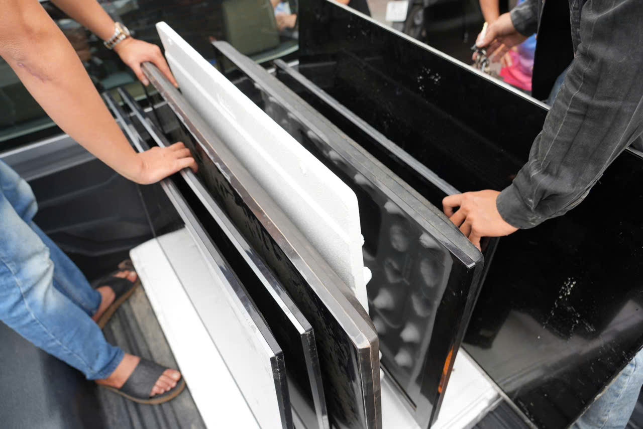 Các tivi là tang vật bị thu hồi.