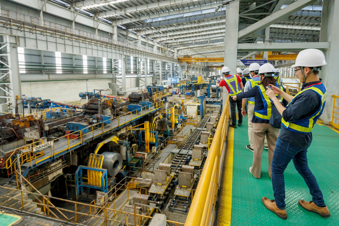 Cổ đông Tập đoàn Hòa Phát hào hứng khi tham quan Khu liên hợp Gang thép Hòa Phát - Dung Quất. Cổ đông Tập đoàn Hòa Phát hào hứng khi tham quan Khu liên hợp Gang thép Hòa Phát - Dung Quất.