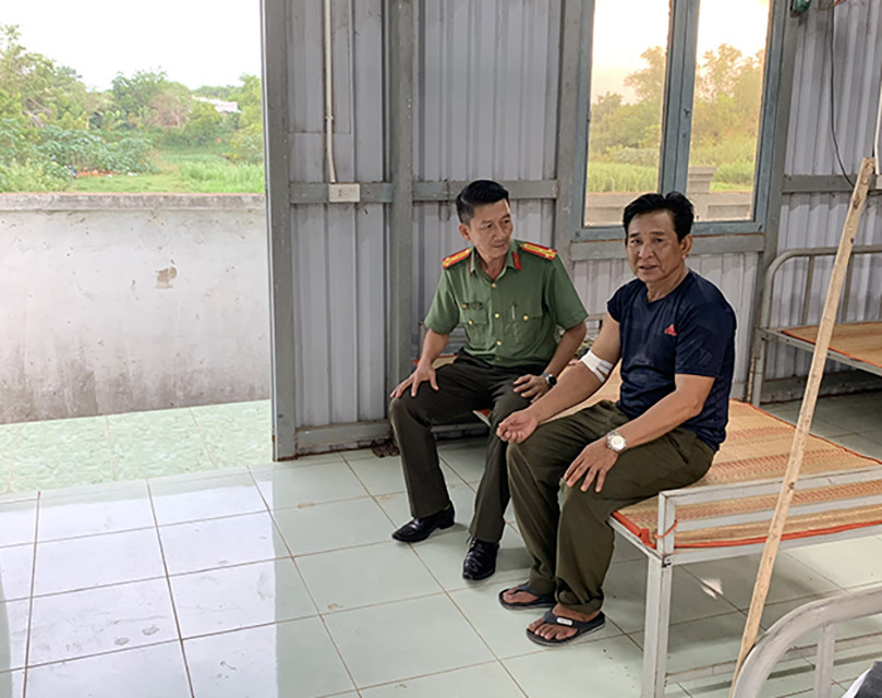 Đảng ủy, lãnh đạo Công an huyện Bắc Bình thăm hỏi, động viên đồng chí Trần Văn Thắng.