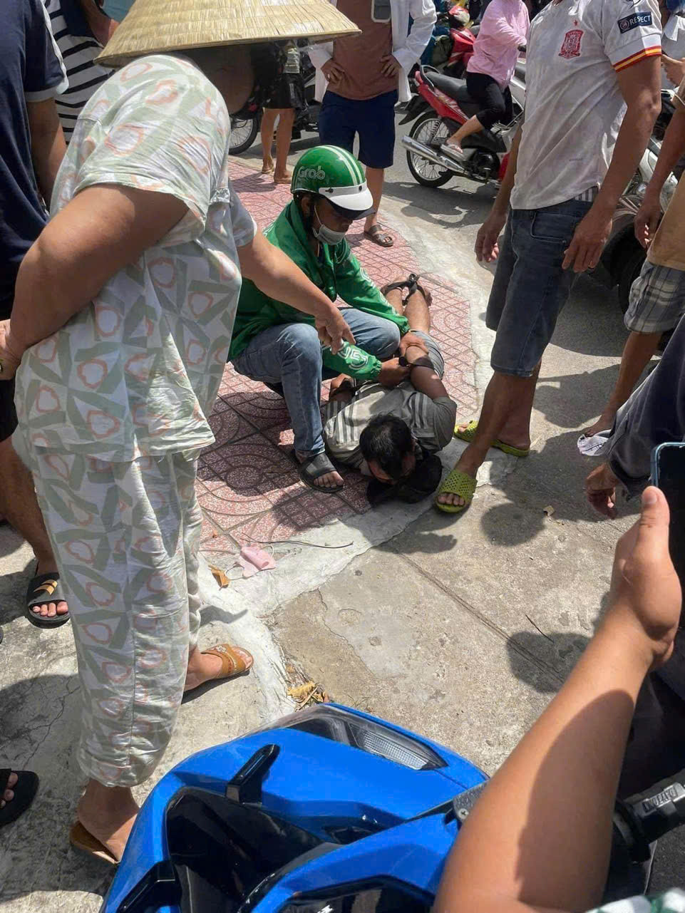 Anh Nguyễn Công Định khống chế, bắt gọn tên trộm N. Q. B. (26 tuổi, trú tỉnh Vĩnh Long). Anh Nguyễn Công Định khống chế, bắt gọn tên trộm N. Q. B. (26 tuổi, trú tỉnh Vĩnh Long).