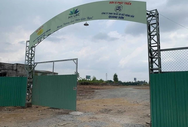 Cổng của dự án "ma" có tên Khu dân cư An Lạc Riverside (Trần Đại Nghĩa, Tân Túc huyện Bình Chánh, TPHCM).