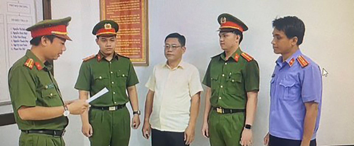 Công an tống đạt các quyết định tố tụng đối với Phạm Phương.