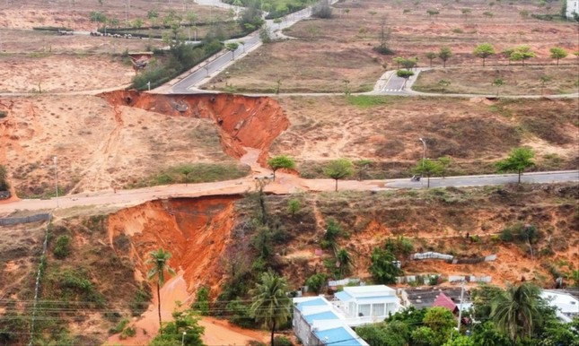 Dự án nhà ở bên trên khu vực bị lũ cát. Dự án nhà ở bên trên khu vực bị lũ cát.